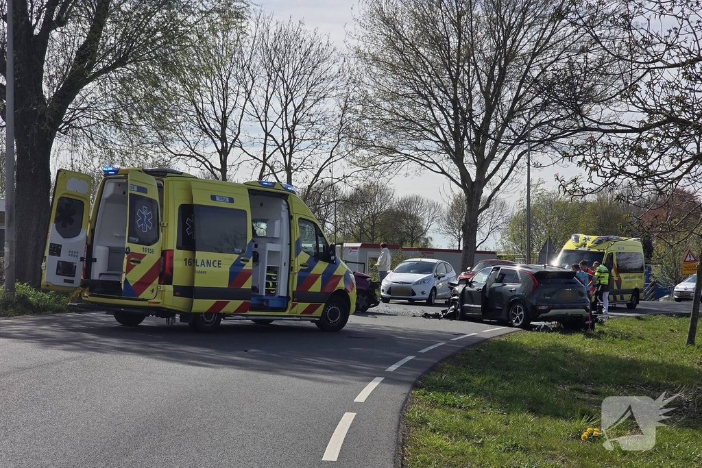 Frontale aanrijding tussen twee auto's