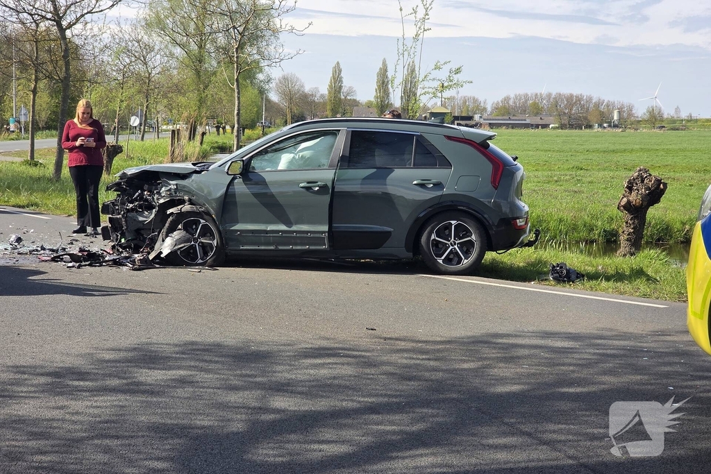 Frontale aanrijding tussen twee auto's