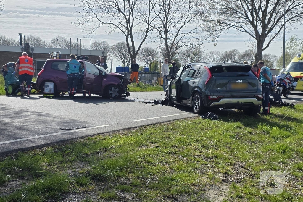 Frontale aanrijding tussen twee auto's