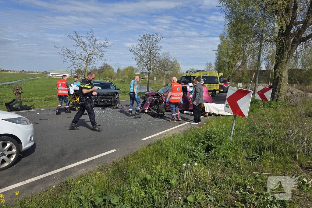 Frontale aanrijding tussen twee auto's