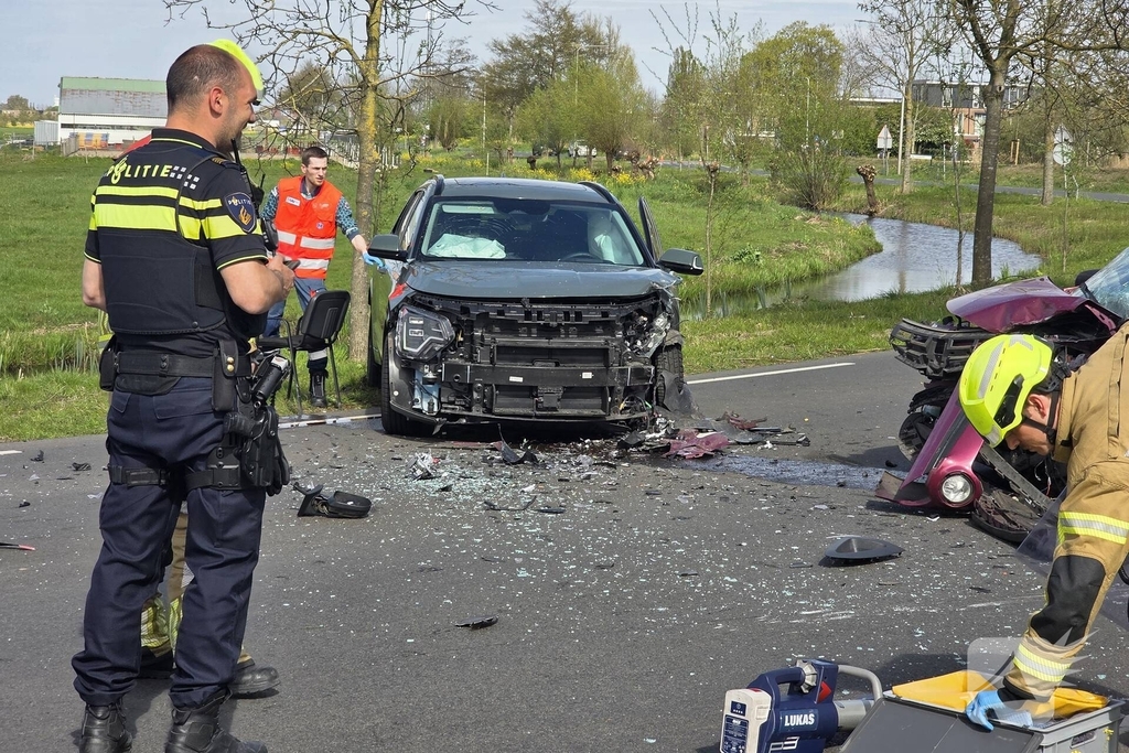Frontale aanrijding tussen twee auto's