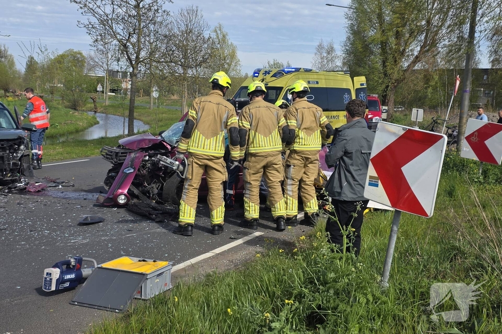 Frontale aanrijding tussen twee auto's