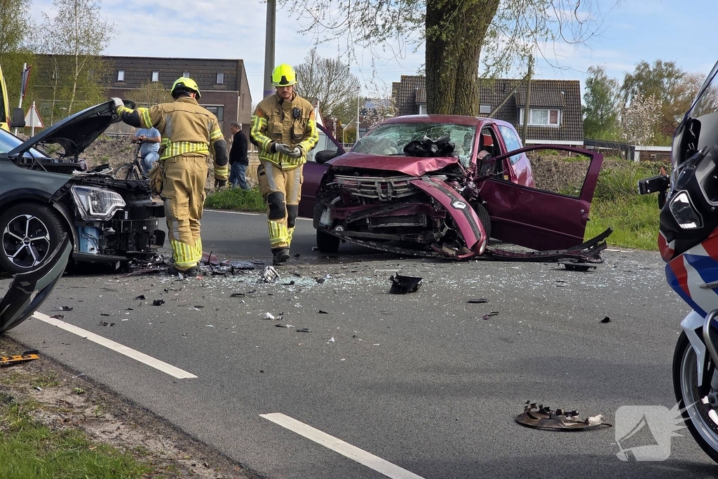 Frontale aanrijding tussen twee auto's