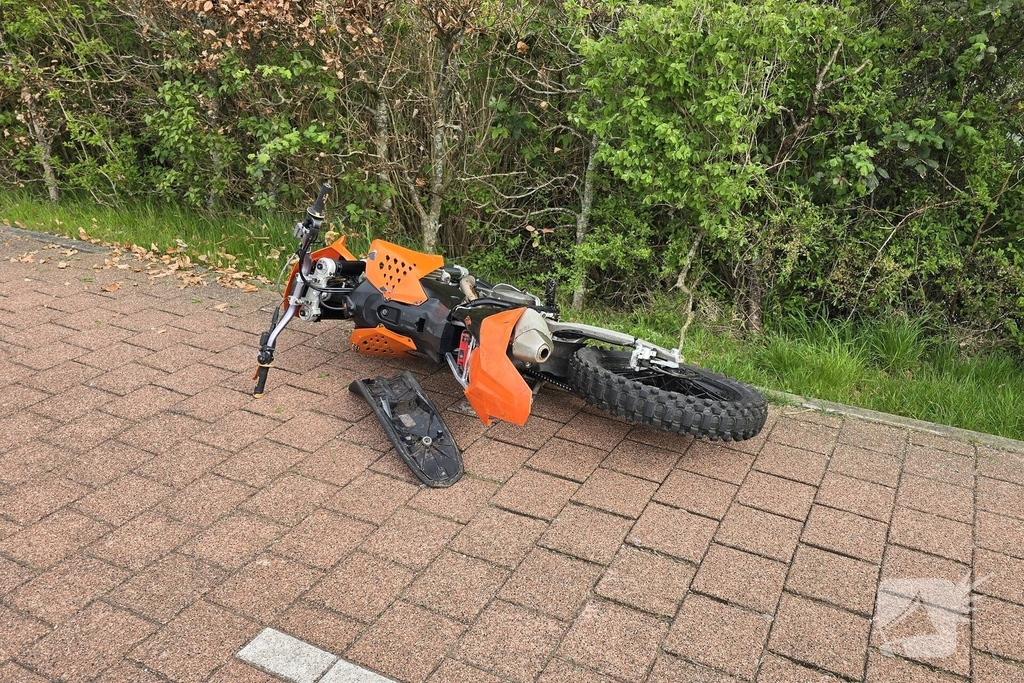 Motorcrosser crasht in struiken na achtervolging