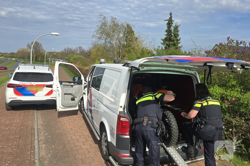 Motorcrosser crasht in struiken na achtervolging