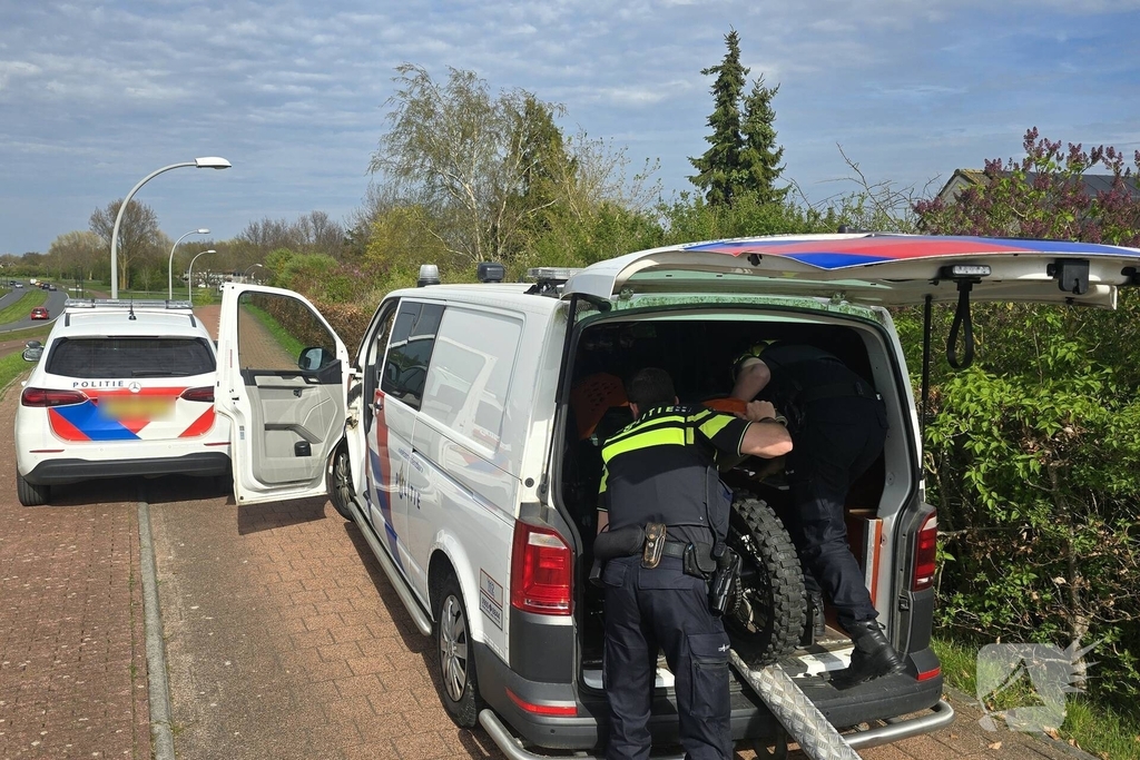 Motorcrosser crasht in struiken na achtervolging