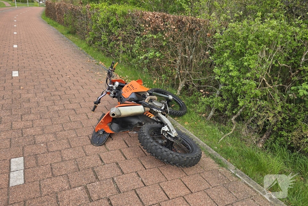 Motorcrosser crasht in struiken na achtervolging