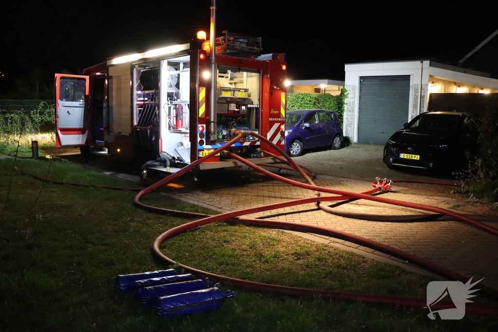 Buitenbrand breid zich uit richting woning