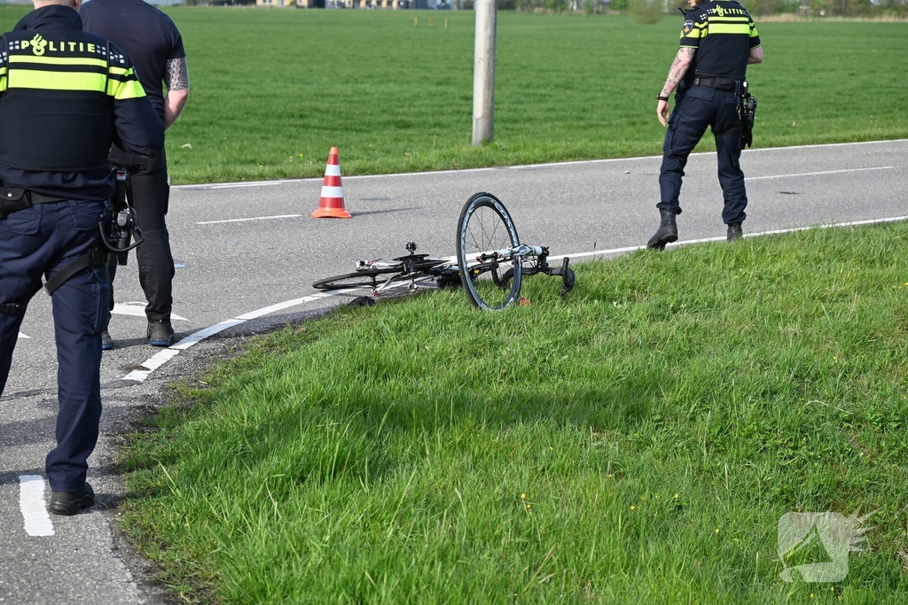 Wielrenner met spoed naar ziekenhuis na botsing