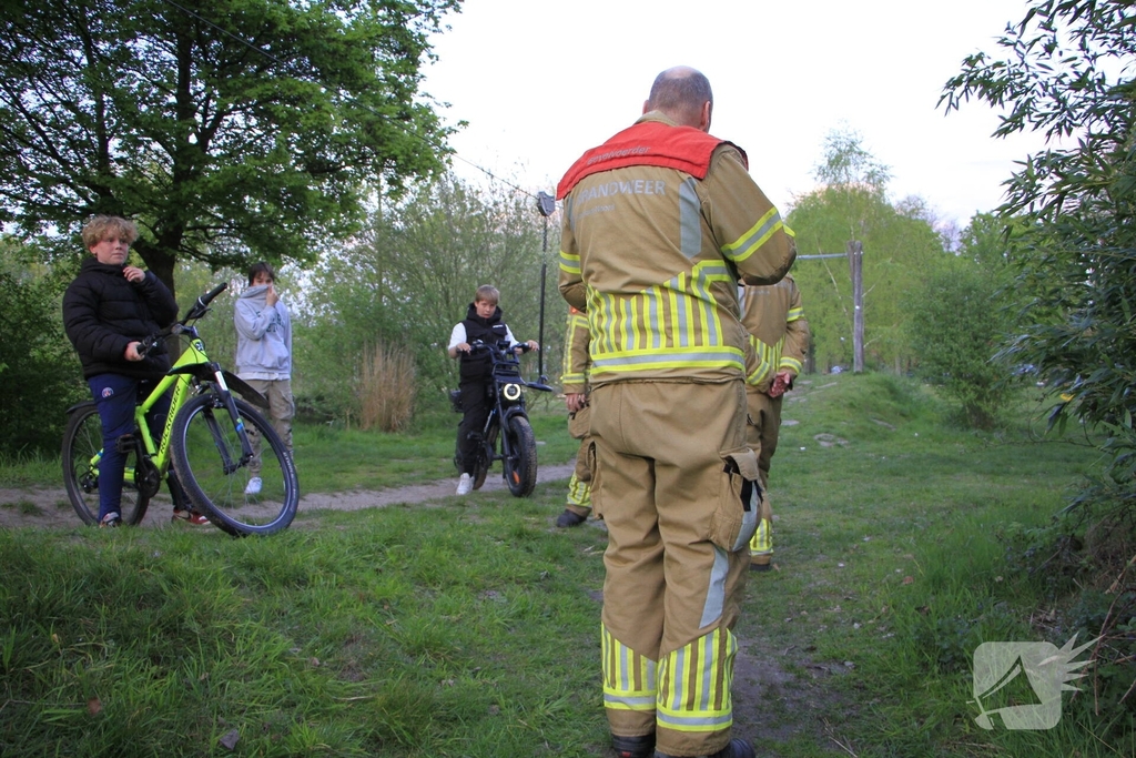 Jeugd ontdekt brand en schakelt hulpdiensten in