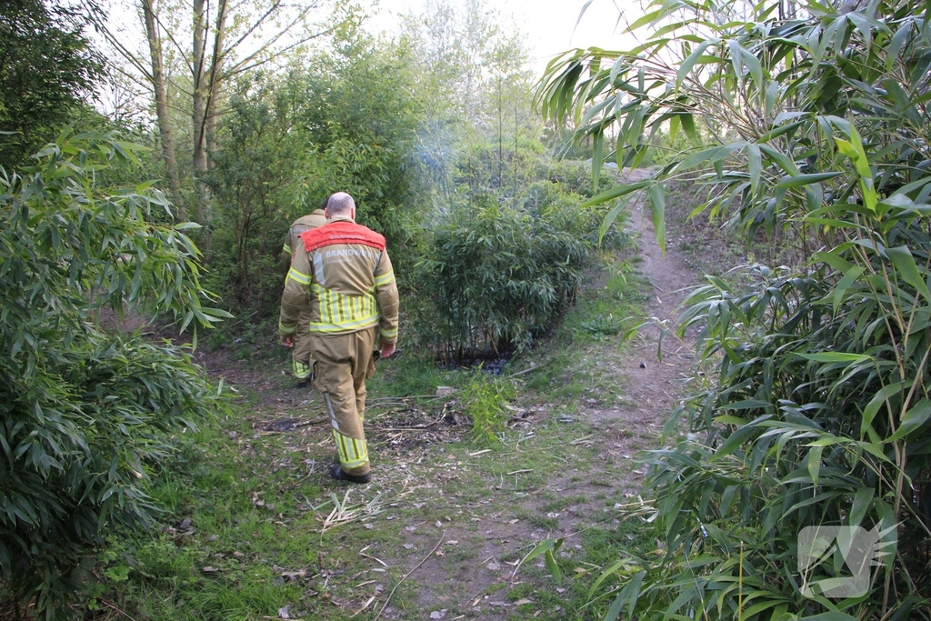 Jeugd ontdekt brand en schakelt hulpdiensten in