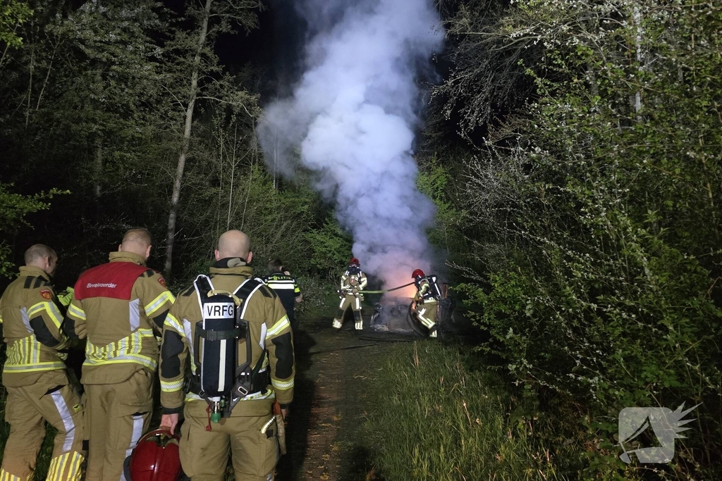 Autobrand in bosgebied volledig verwoest