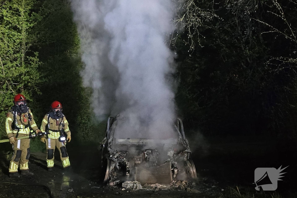 Autobrand in bosgebied volledig verwoest