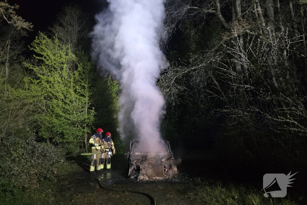 Autobrand in bosgebied volledig verwoest