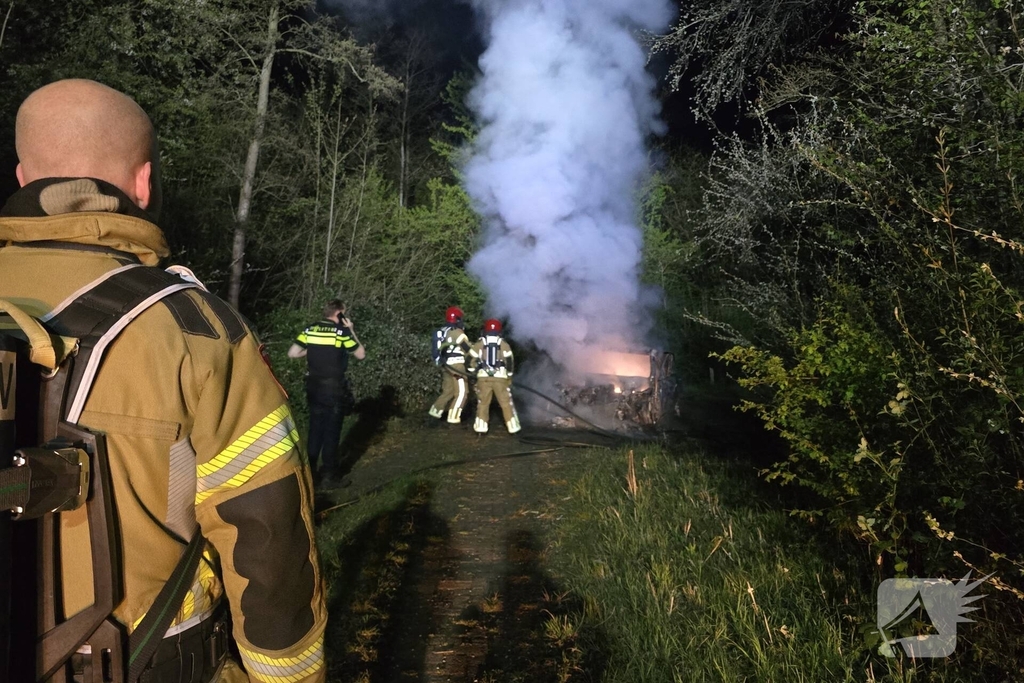 Autobrand in bosgebied volledig verwoest