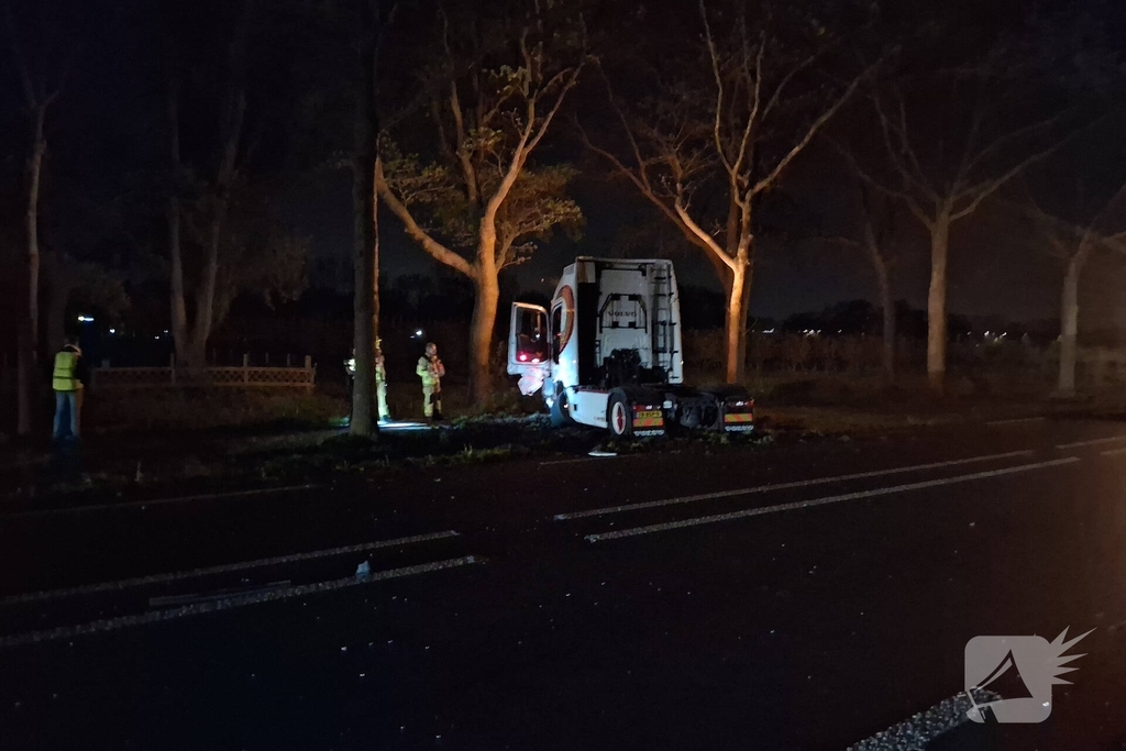 Automobilist klapt op vrachtwagen tijdens inhaalmanoeuvre