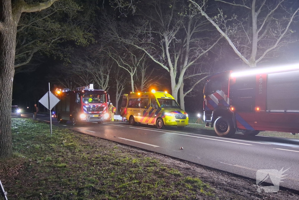 Automobilist klapt op vrachtwagen tijdens inhaalmanoeuvre