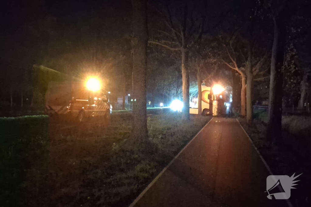 Automobilist klapt op vrachtwagen tijdens inhaalmanoeuvre