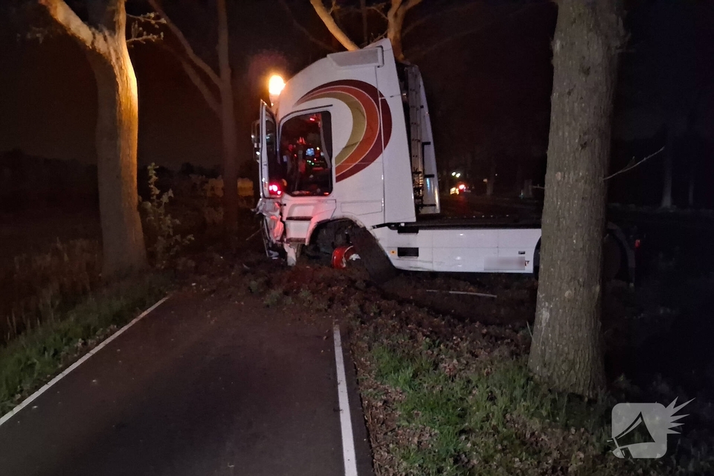 Automobilist klapt op vrachtwagen tijdens inhaalmanoeuvre