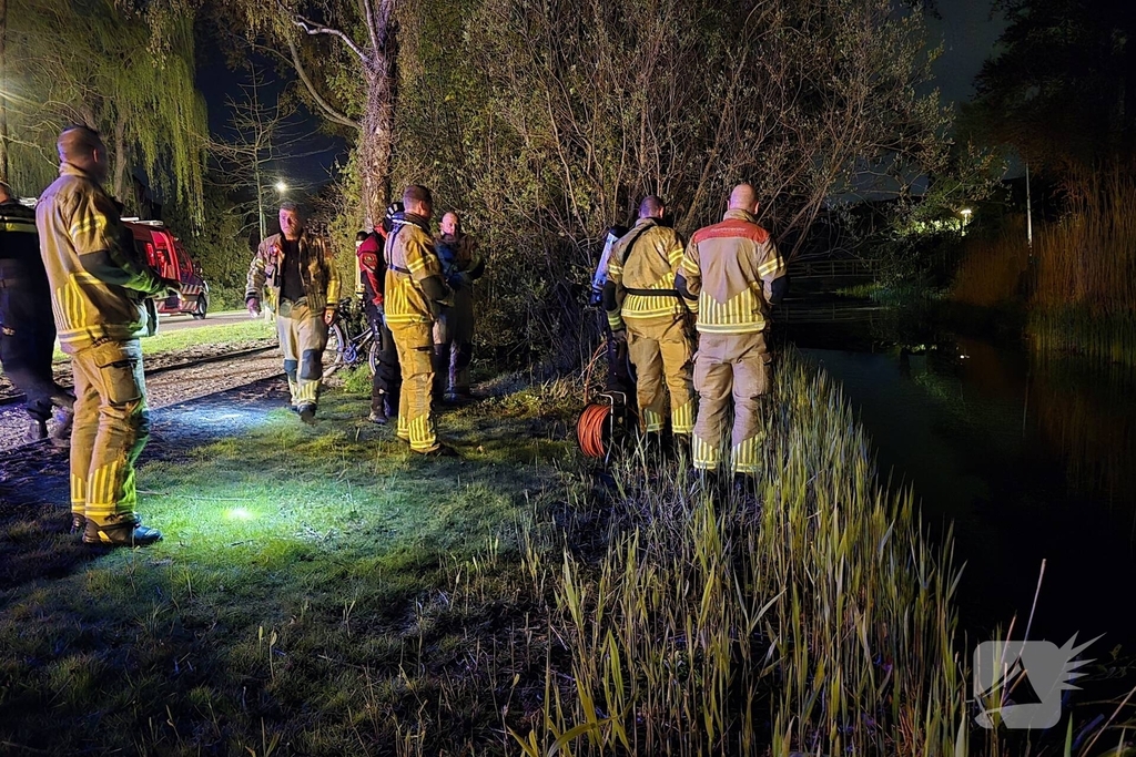 Duikers te water na aantreffen fiets langs waterkant