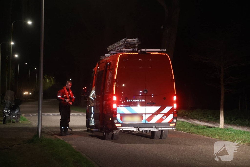 Duikers te water na aantreffen fiets langs waterkant