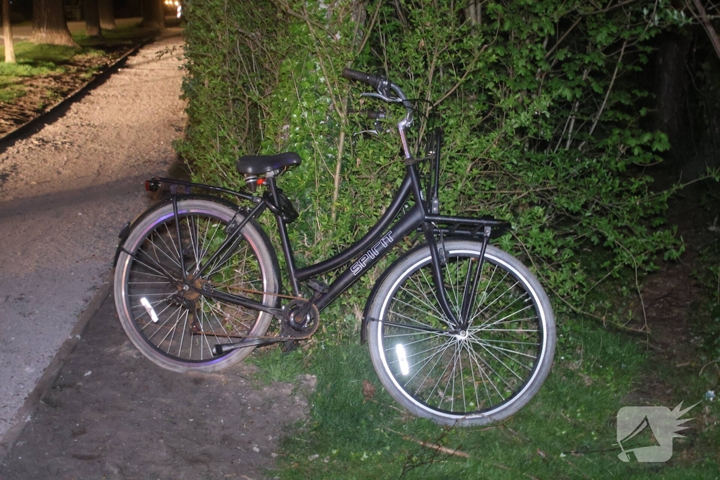 Duikers te water na aantreffen fiets langs waterkant