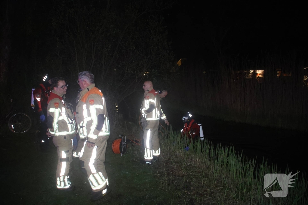 Duikers te water na aantreffen fiets langs waterkant