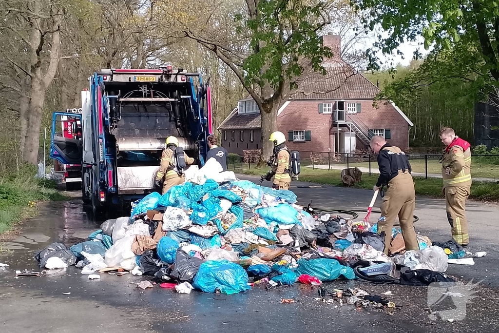 Lading in vuilniswagen vat vlam