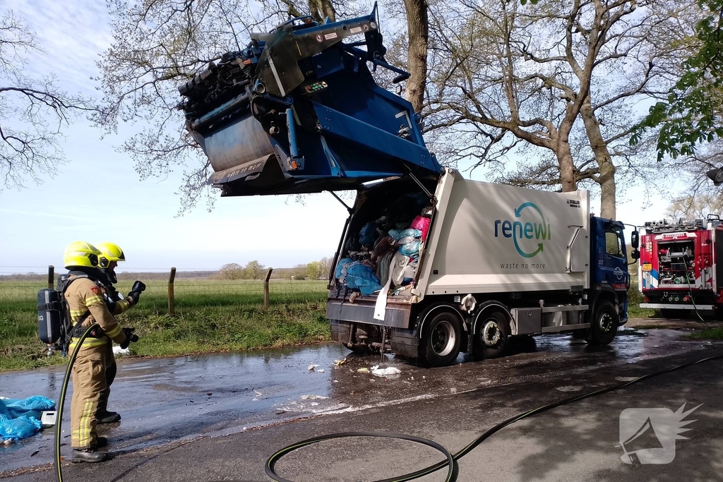 Lading in vuilniswagen vat vlam