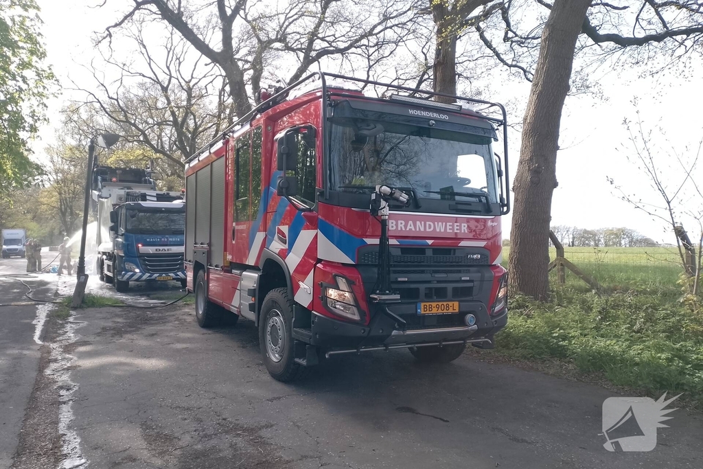 Lading in vuilniswagen vat vlam