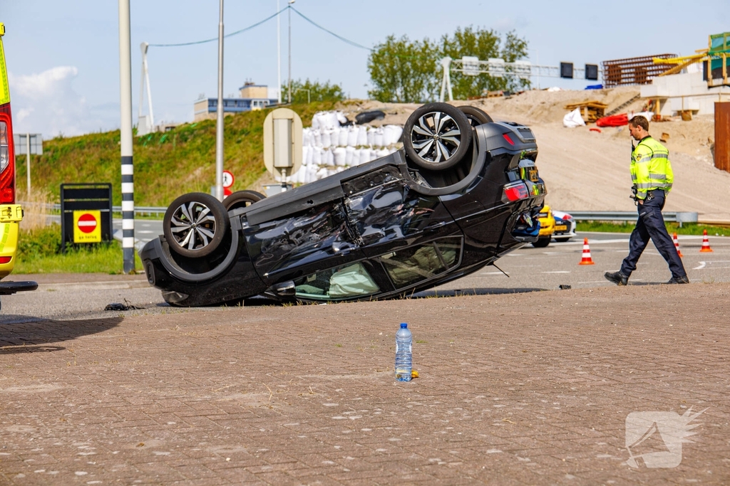 Ravage na frontale botsing: auto belandt op de kop