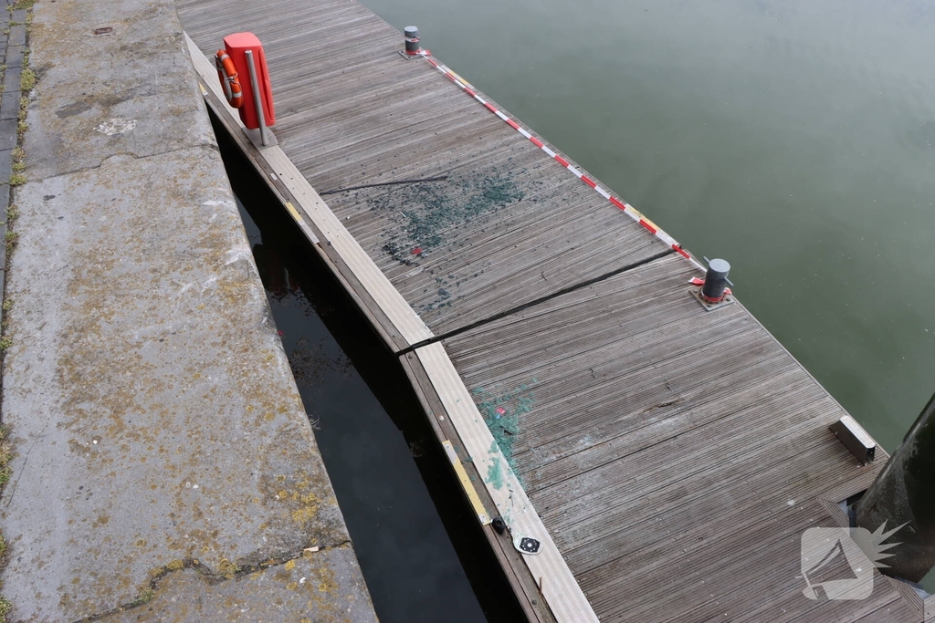 Auto op de kop op steiger na vergeten handrem