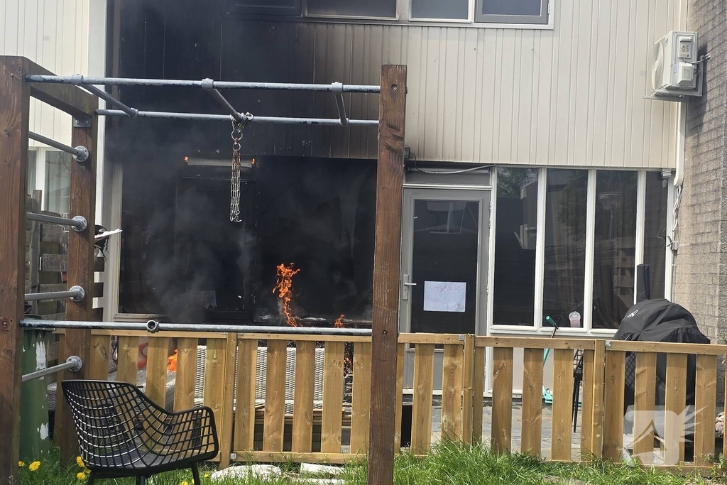 Buitenbrand slaat over naar woning