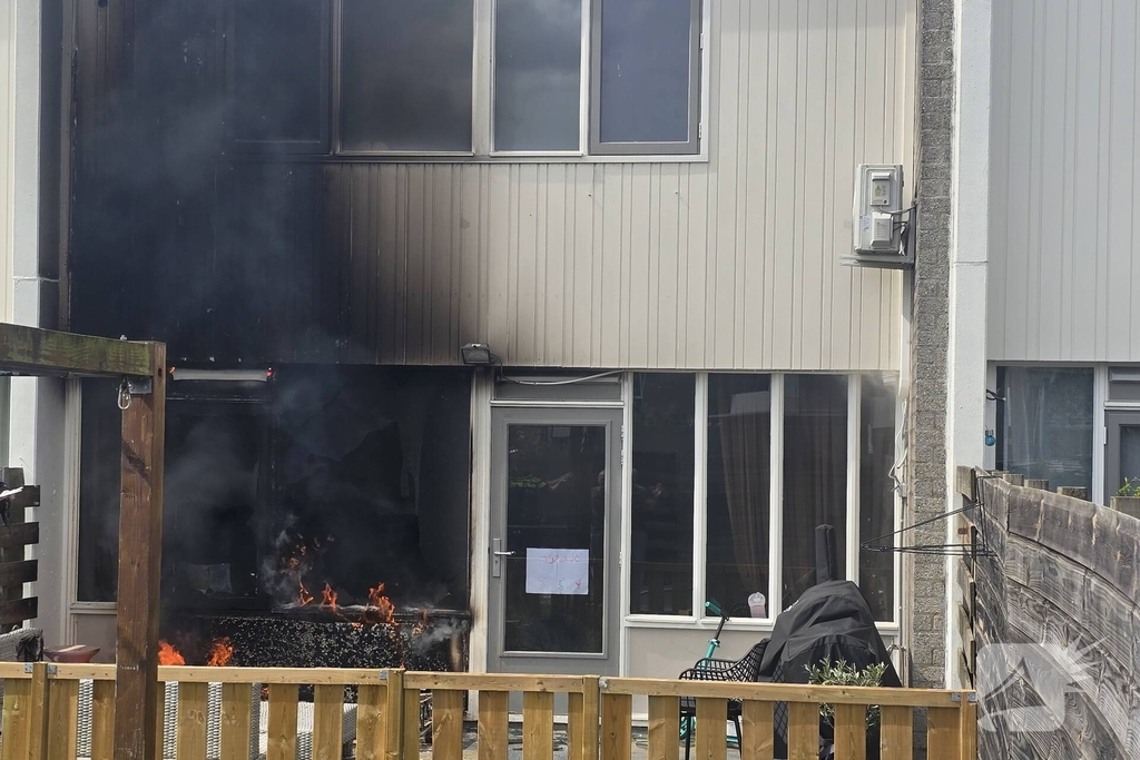 Buitenbrand slaat over naar woning