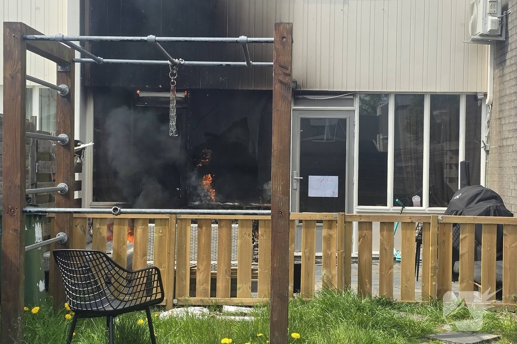 Buitenbrand slaat over naar woning