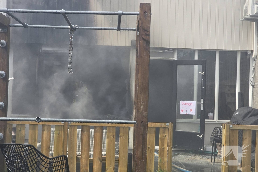 Buitenbrand slaat over naar woning