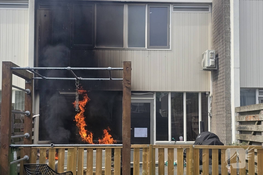 Buitenbrand slaat over naar woning