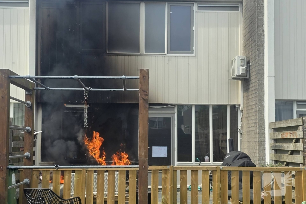 Buitenbrand slaat over naar woning