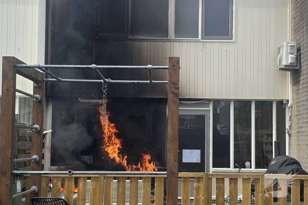 Buitenbrand slaat over naar woning