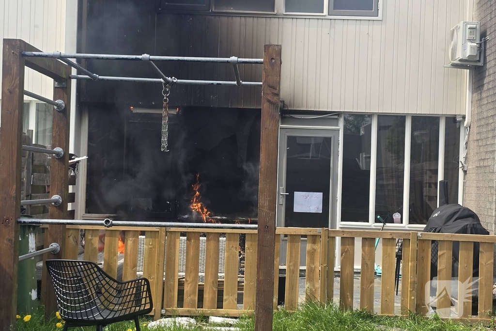 Buitenbrand slaat over naar woning