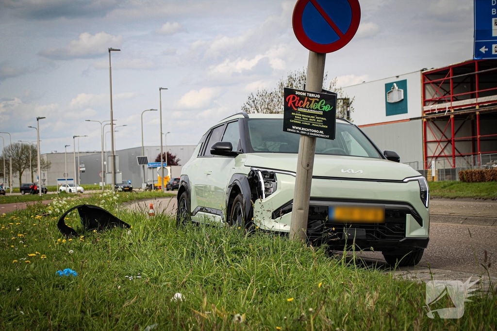 Auto botst tegen lantaarnpaal