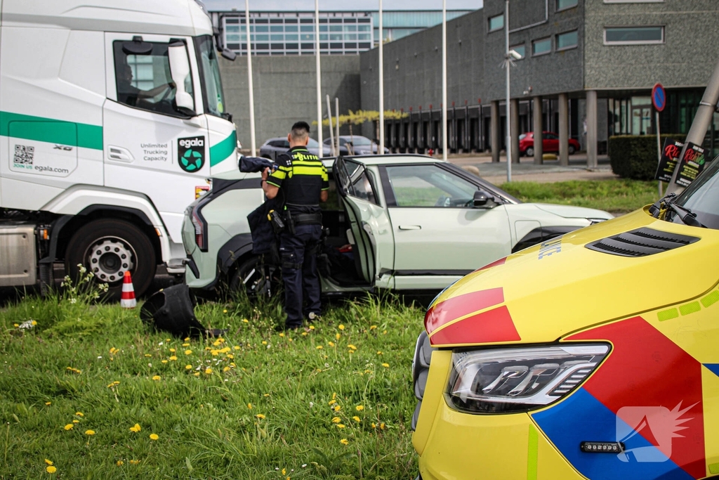 Auto botst tegen lantaarnpaal