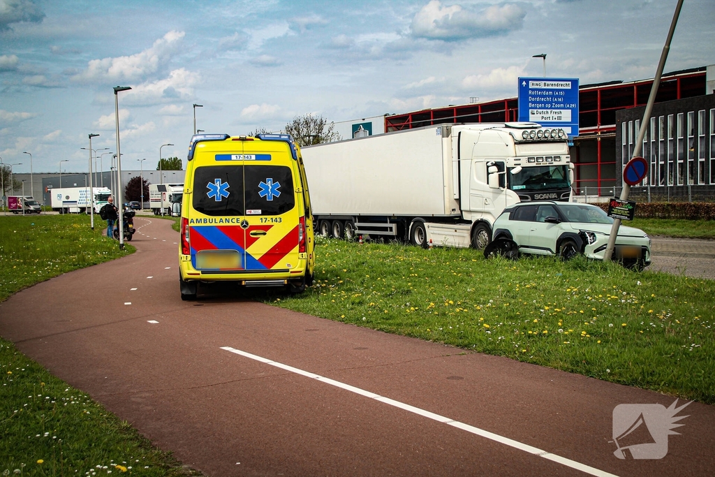 Auto botst tegen lantaarnpaal