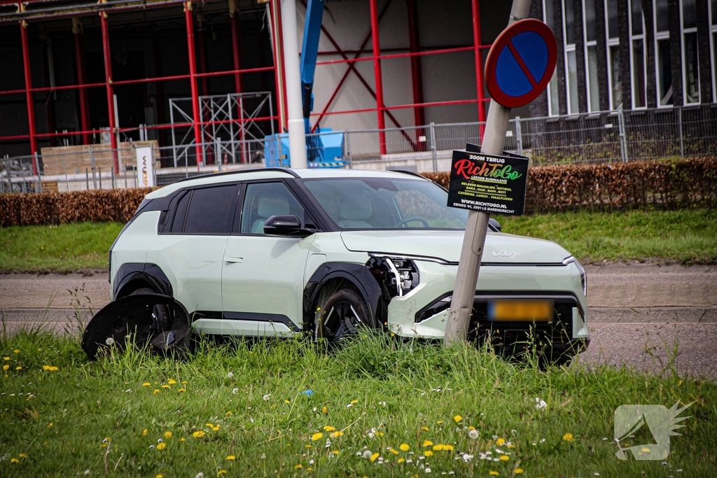Auto botst tegen lantaarnpaal
