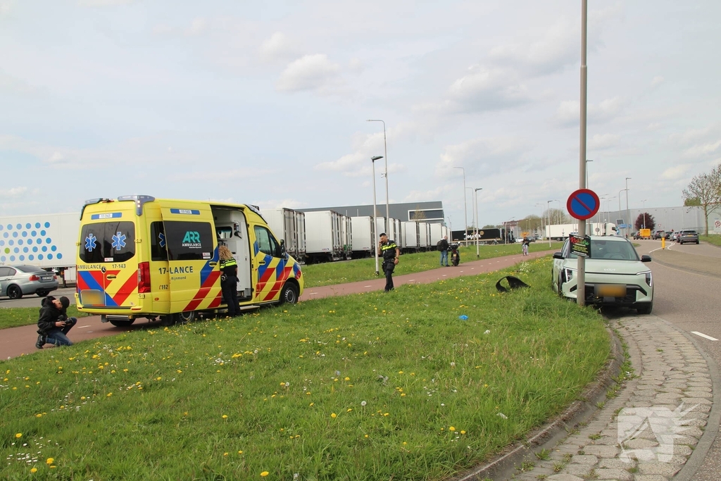 Auto botst tegen lantaarnpaal