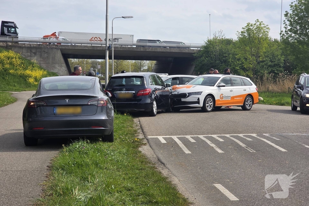 Aanrijding tussen twee auto's zonder gewonden