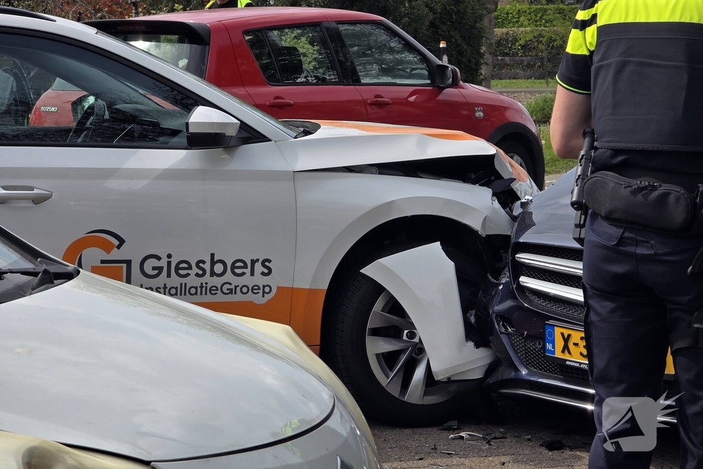 Aanrijding tussen twee auto's zonder gewonden