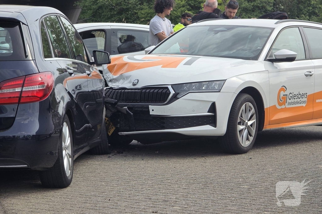 Aanrijding tussen twee auto's zonder gewonden