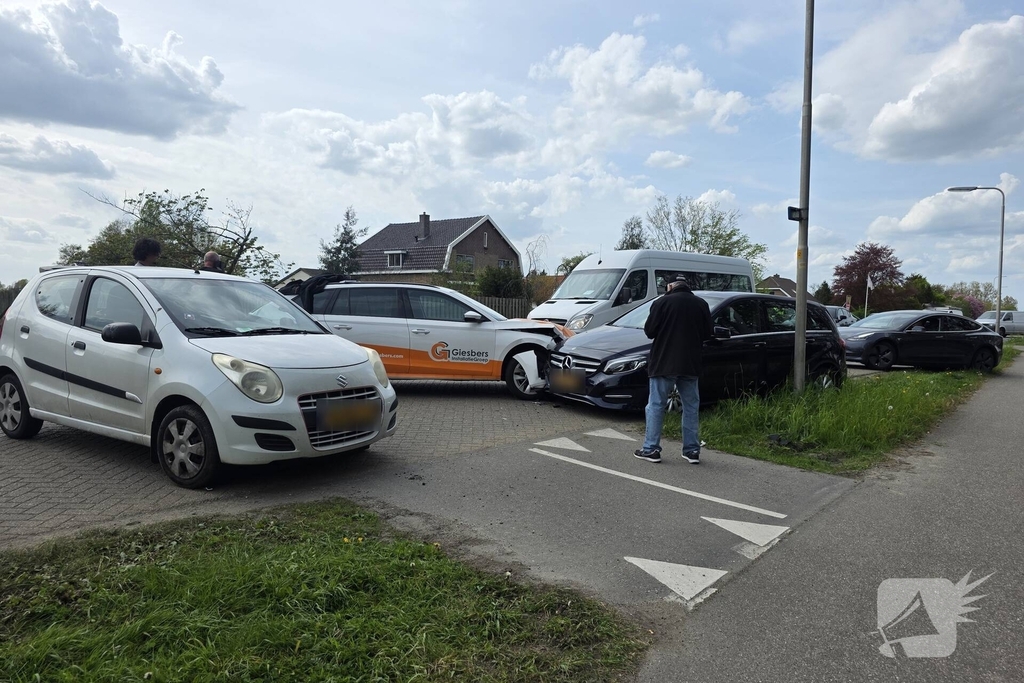 Aanrijding tussen twee auto's zonder gewonden
