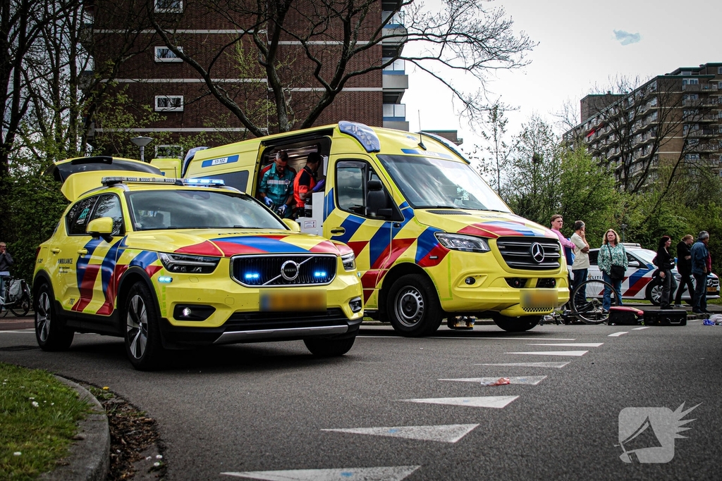 Zware aanrijding tussen fietser en busje